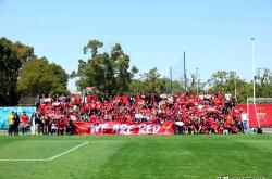 开云体育官方网站-足球赛场精彩看点多，球迷翘首期待新一轮较量的简单介绍