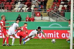 开云下载-沙尔克04球员打败对手赢得比赛