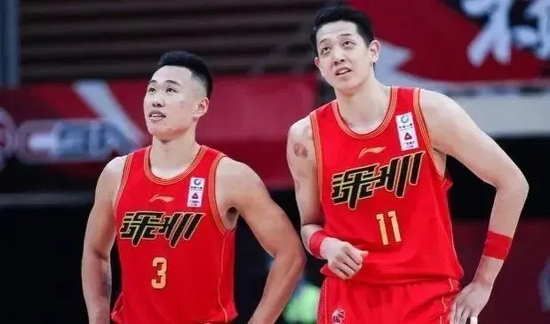 战术变动频繁，球队表现起伏不定