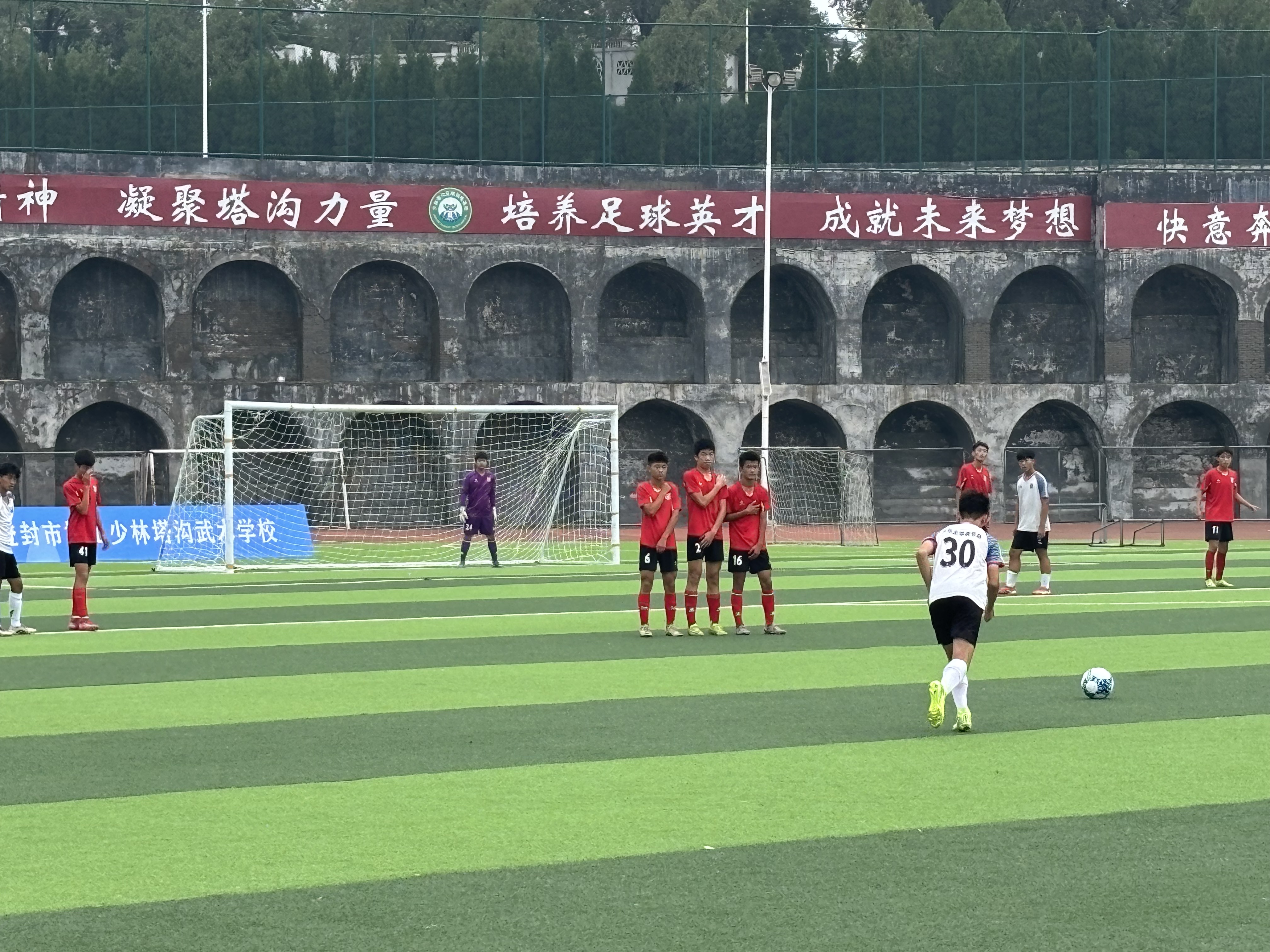 包含国内足球联赛大幕拉开，争霸之路漫漫的词条