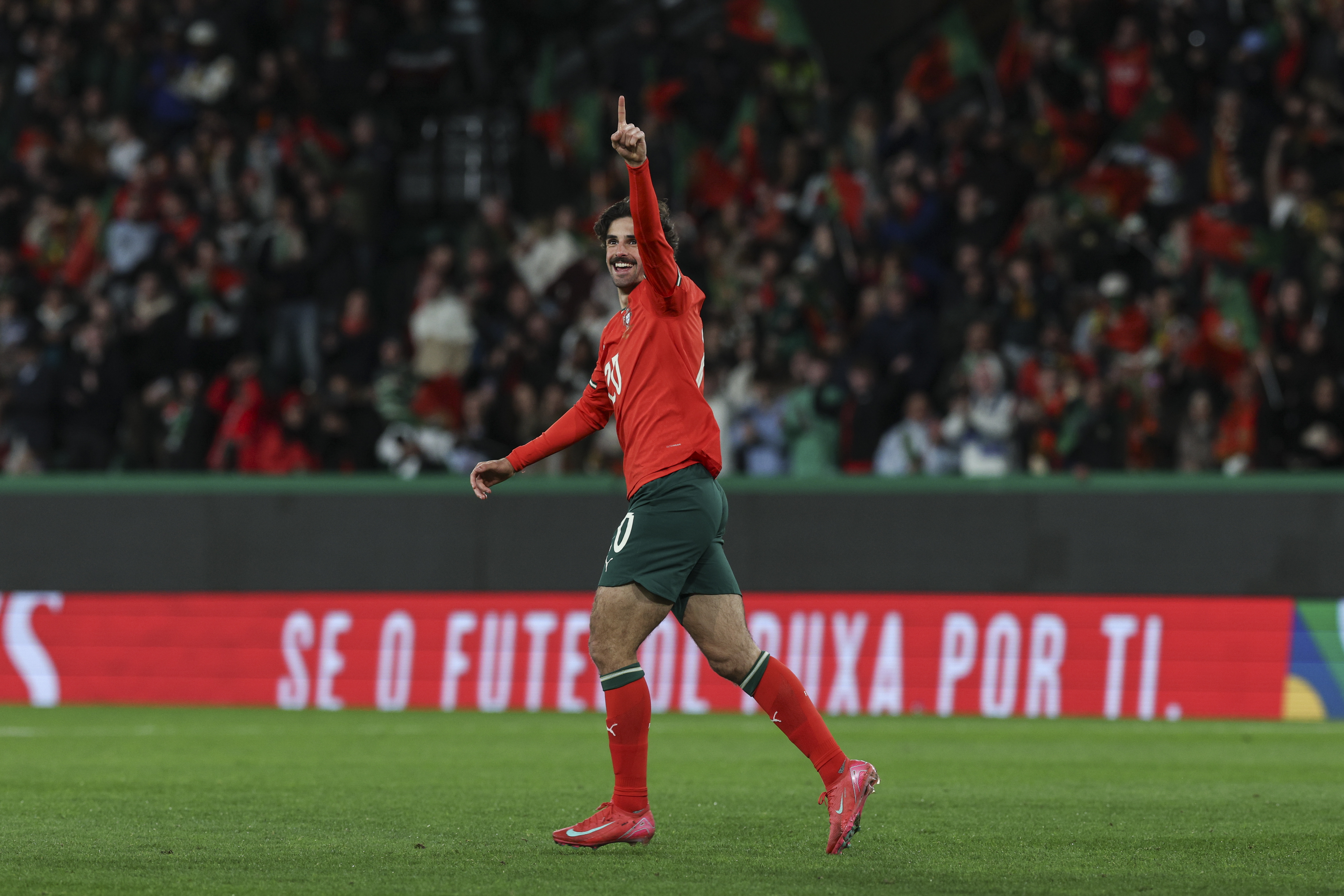 葡萄牙中场大将一人独揽多球火力全开 葡萄牙中场大将一人独揽多球火力全开