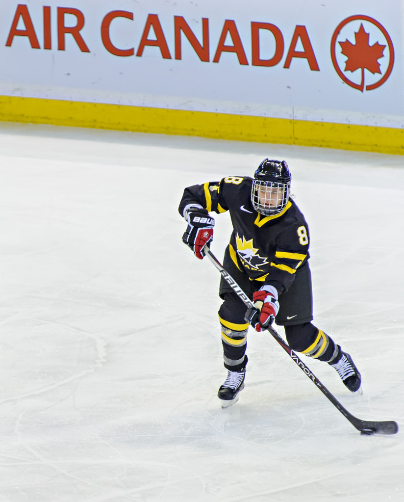 加拿大女子曲棍球队成功卫冕，成为焦点