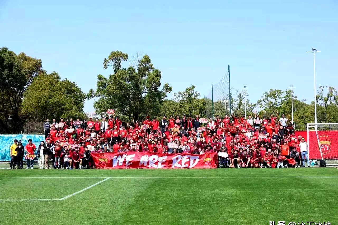 足球赛场精彩看点多，球迷翘首期待新一轮较量的简单介绍