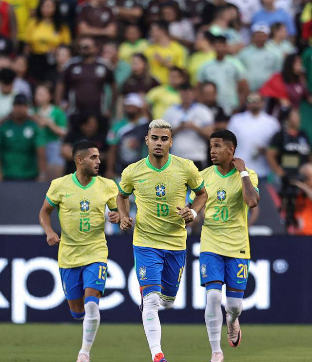 足球运动员们齐聚巴西,展开盛大的冠军争夺之战的简单介绍 足球运动员们齐聚巴西,展开盛大的冠军争夺之战的简单介绍