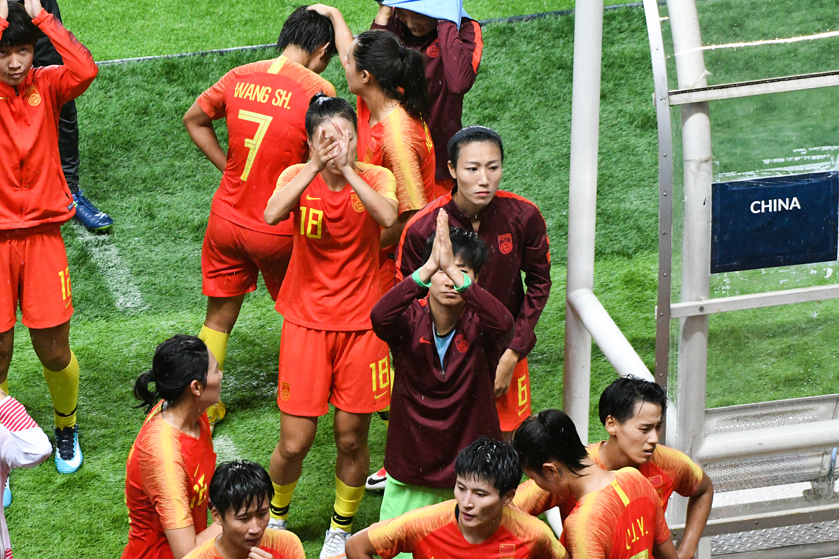 包含阿美尔队客场大胜，取得激动人心的比赛胜利的词条