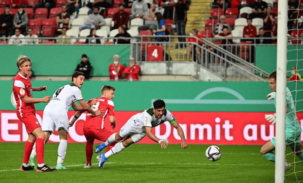 沙尔克04球员打败对手赢得比赛