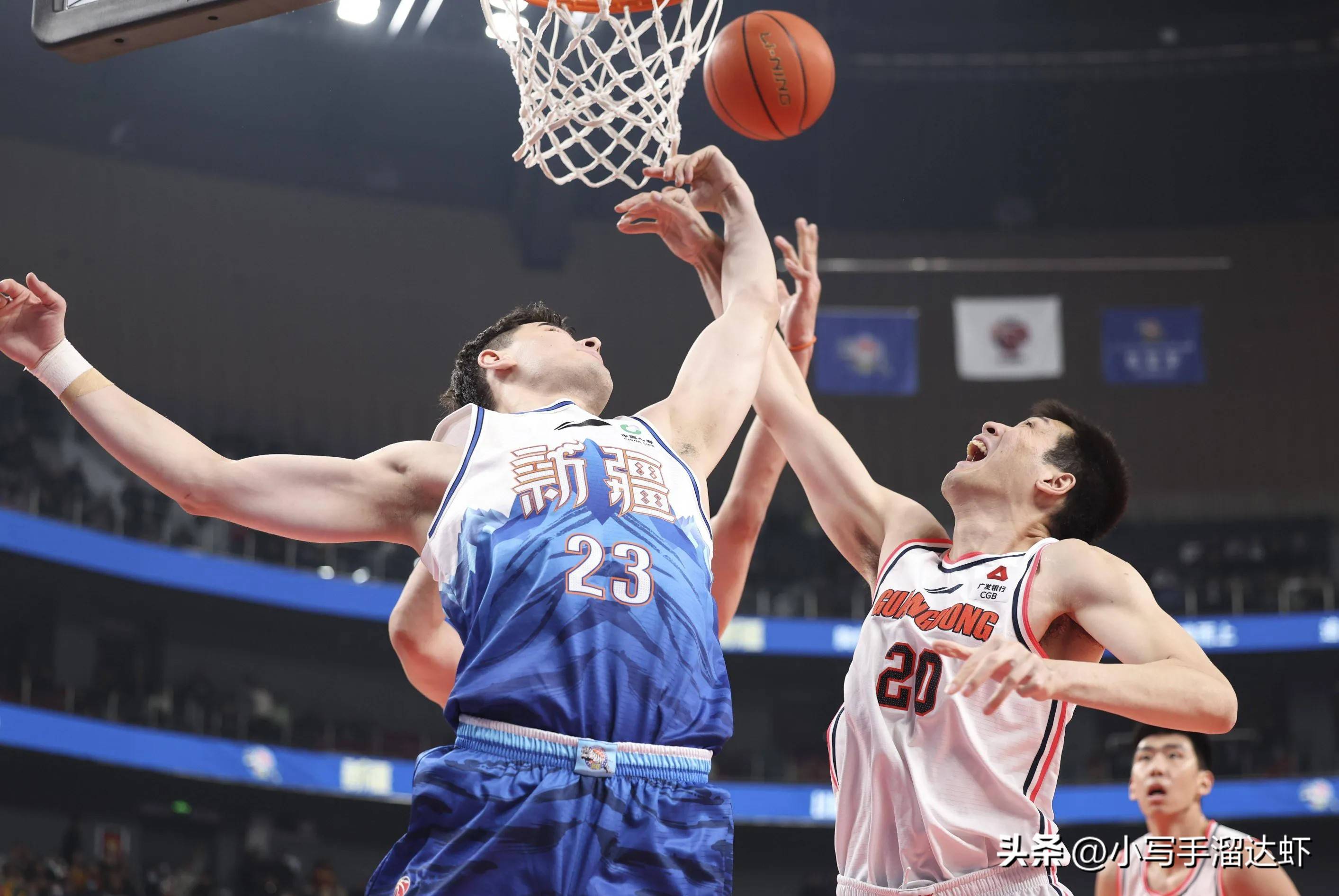 明星球员大放异彩，引爆球迷热情