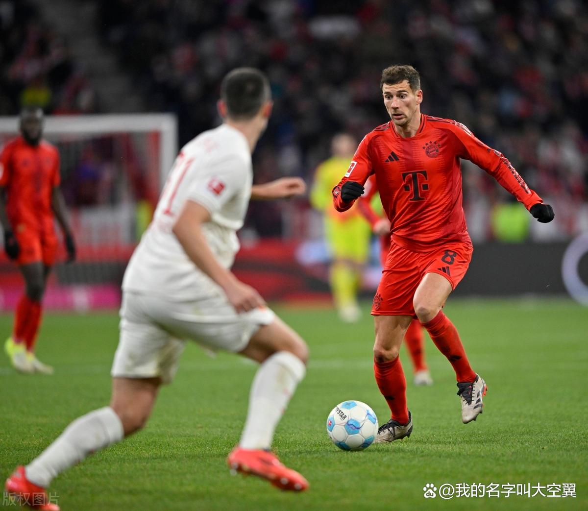 关于拜仁慕尼黑客场完胜法兰克福，领跑德甲的信息