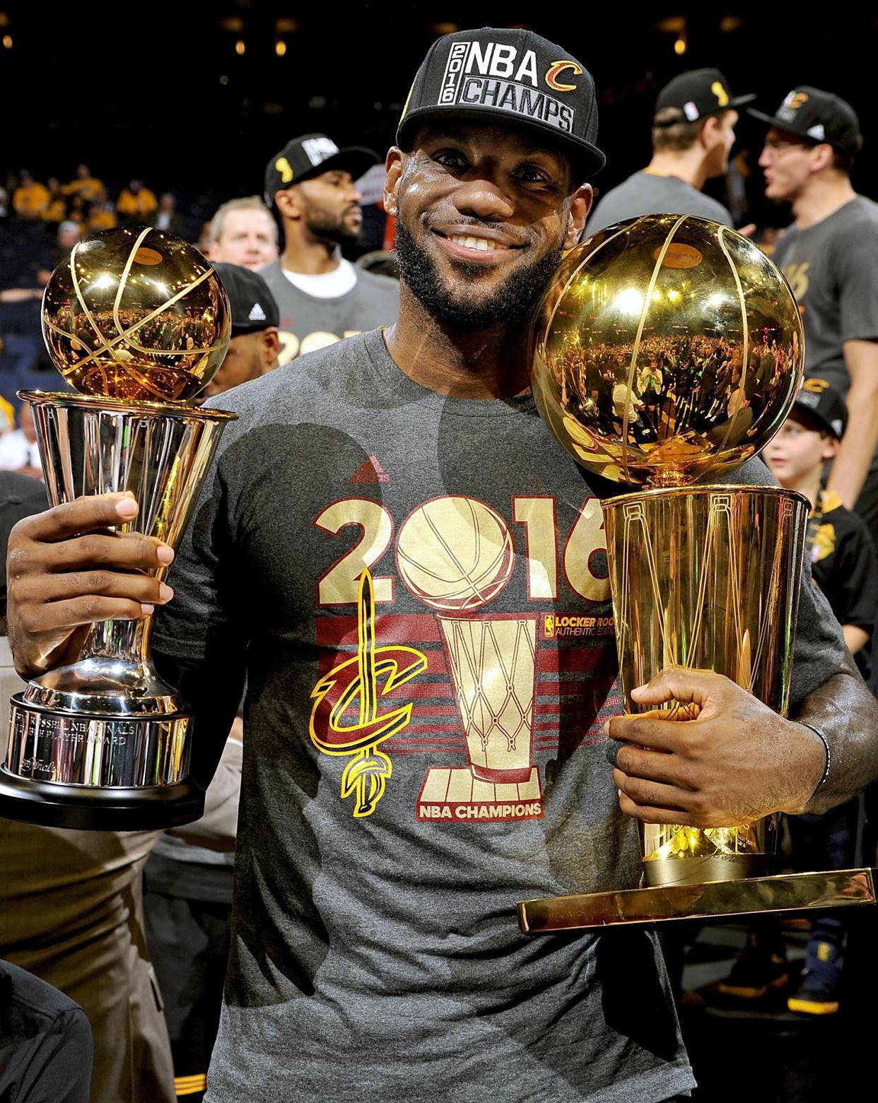 詹姆斯率领湖人队逆风翻盘，取得胜利