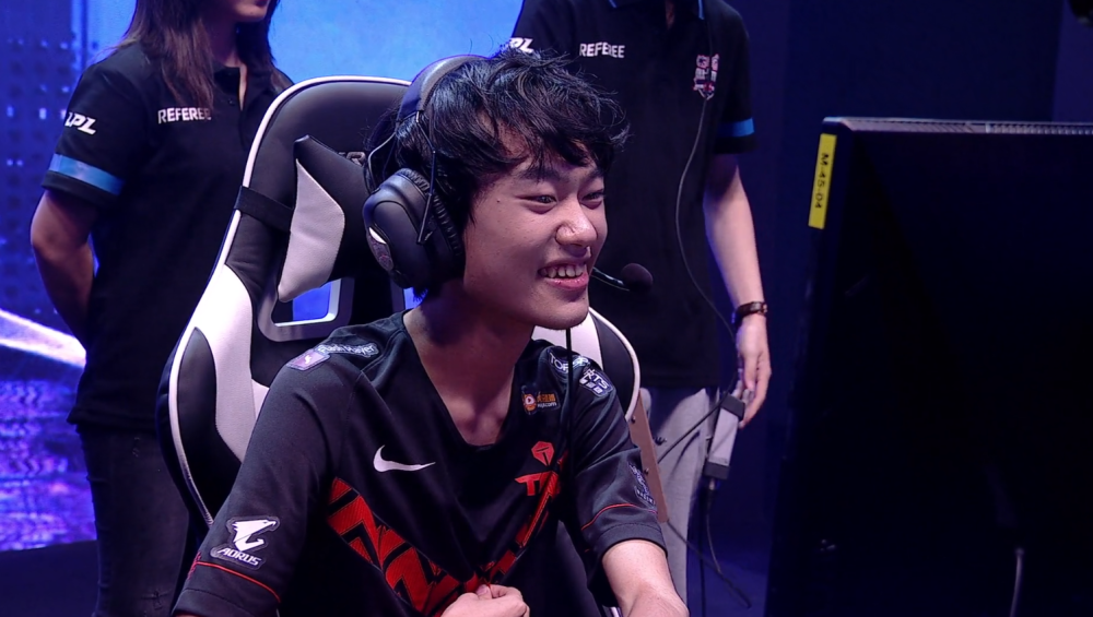 FPX碾压100T，Knight打出惊人五杀鏖战多局全球总决赛，技惊四座