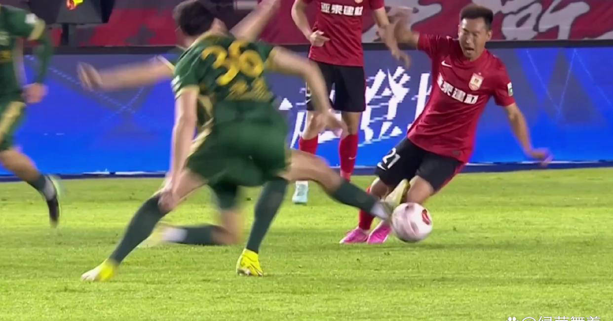 关于国内足球联赛场面激烈,裁判执法引争议的信息 关于国内足球联赛场面激烈,裁判执法引争议的信息