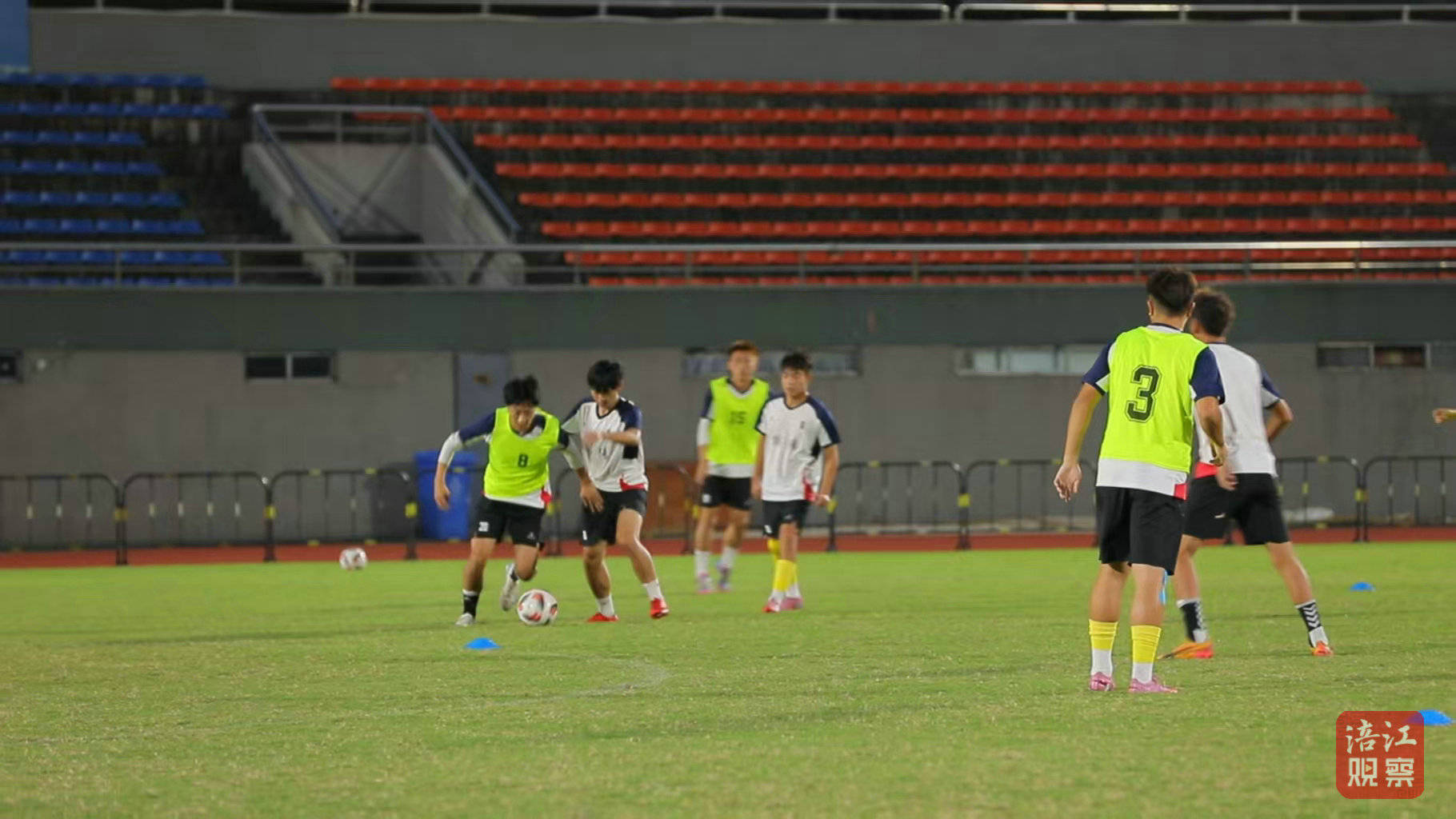 球队集体备战全力以赴出彩表现