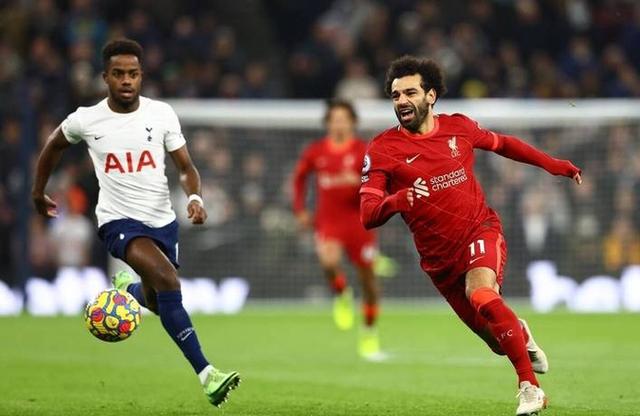 热刺前锋突破防线：疾风般速度引领攻势