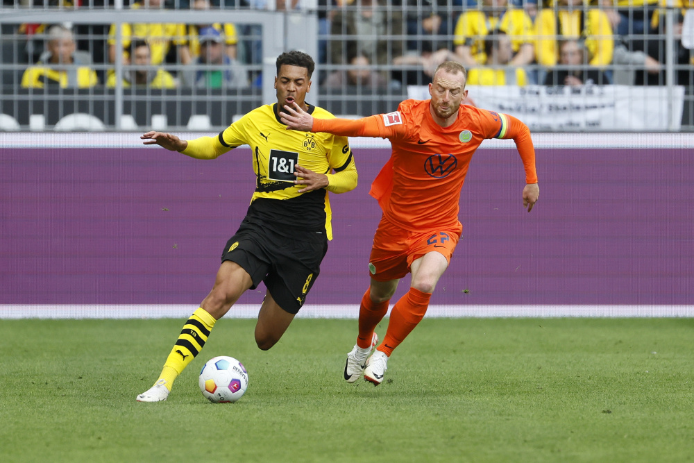 多特蒙德球员队内逗趣视频曝光引发关注