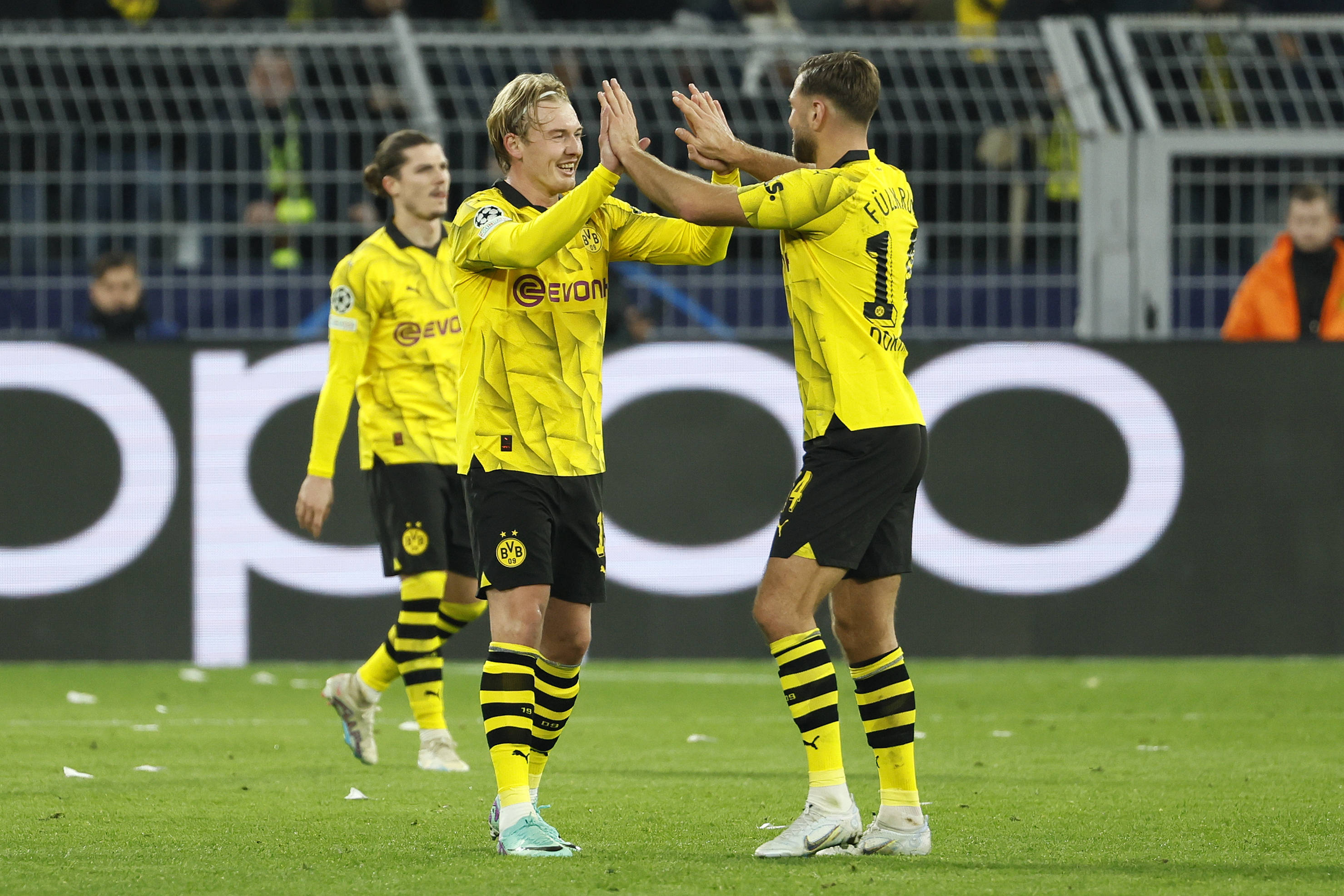 多特蒙德球员队内逗趣视频曝光引发关注