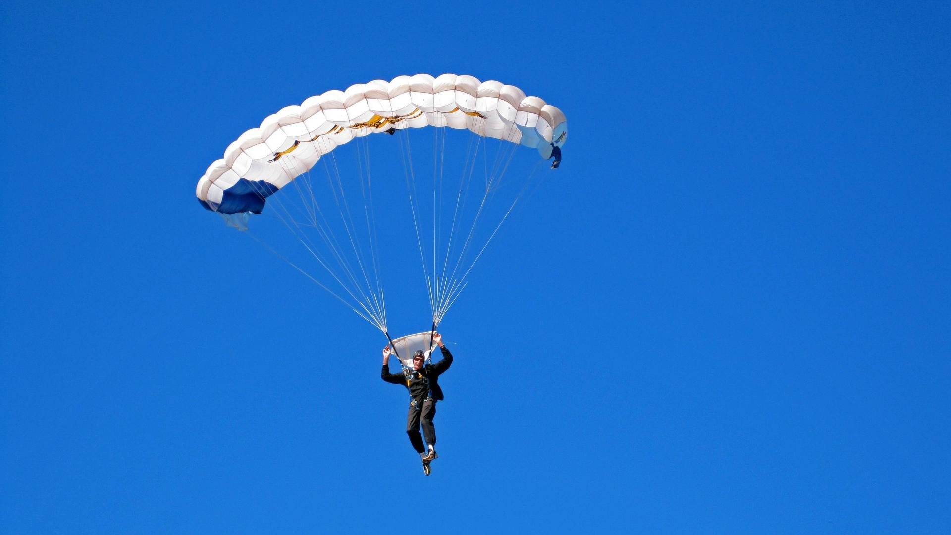 从阿尔卑斯山到世界舞台，当奥地利铁骑遇见凯恩式英雄主义